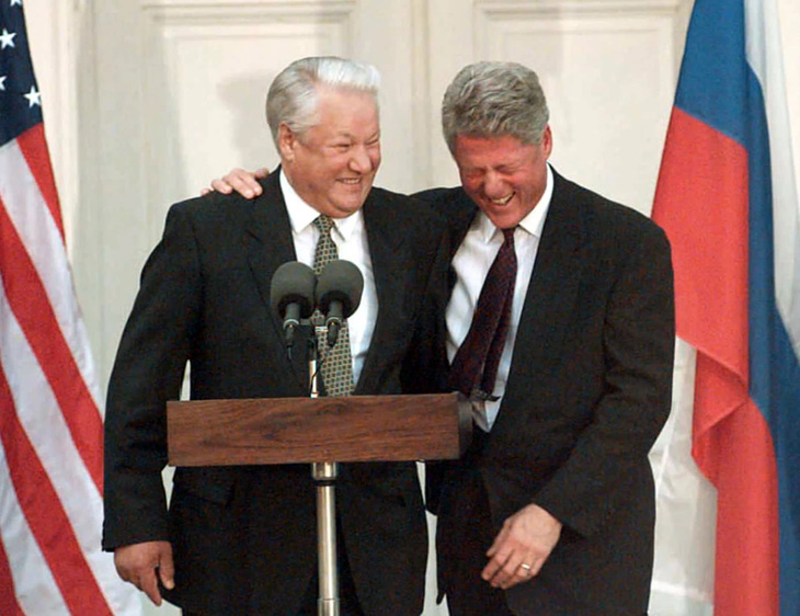 Cố tổng thống Nga Boris Yeltsin (trái) và cựu tổng thống Mỹ Bill Clinton trong cuộc họp báo tại New York, Mỹ, ngày 23-10-1995 - Ảnh: AFP