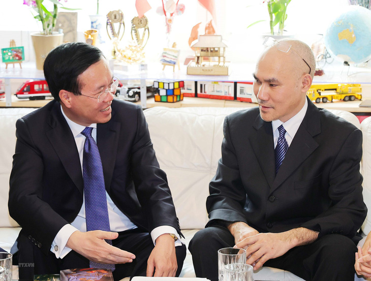 Chủ tịch nước Võ Văn Thưởng thăm hỏi, chúc mừng tiến sĩ Nguyễn Duy Hà cùng gia đình và mong ông có thêm nhiều đóng góp cho đất nước - Ảnh: TTXVN