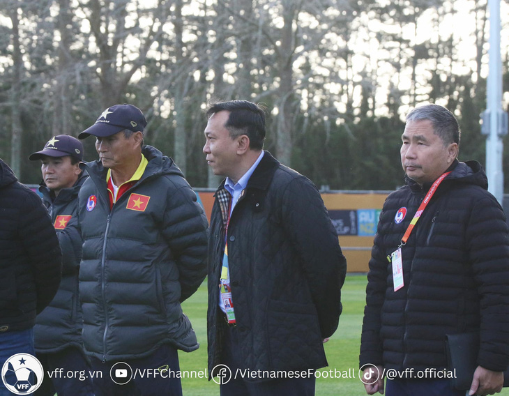 Chủ tịch VFF Trần Quốc Tuấn (thứ 2 từ phải sang) đến thăm đội tuyển nữ Việt Nam - Ảnh: VFF