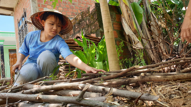 Đạt điểm thi tốt nghiệp cao nhất tỉnh Quảng Bình, nhưng Ngọc phải tính tới chuyện đi xuất khẩu lao động - Ảnh: QUỐC NAM