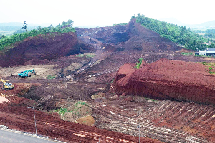 Dự án cải tạo đất nông nghiệp kết hợp thu hồi vật liệu san lấp cho cao tốc Phan Thiết - Dầu Giây tại đồi Bình Minh có nguy cơ sạt lở - Ảnh: AN BÌNH