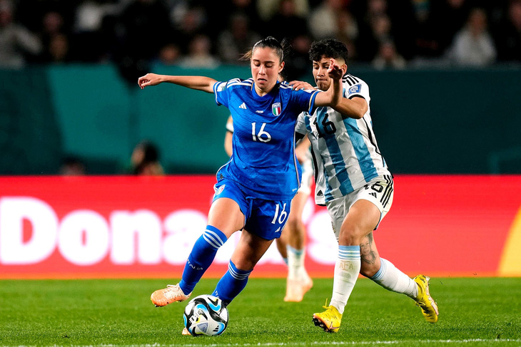 Giulia Dragoni (trái) trong trận gặp Argentina. Cô chọn áo số 16, trùng với số tuổi của mình - Ảnh: Getty