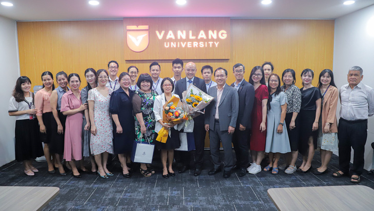 Tọa đàm &quot;Thị trường bảo hiểm nhân thọ tại Việt Nam&quot; được tổ chức ở Đại học Văn Lang.