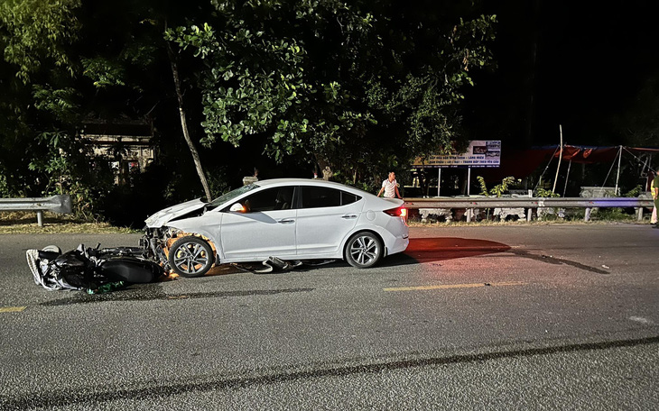 Ô tô biển số Lào mất lái tông liên hoàn, 5 người thương vong