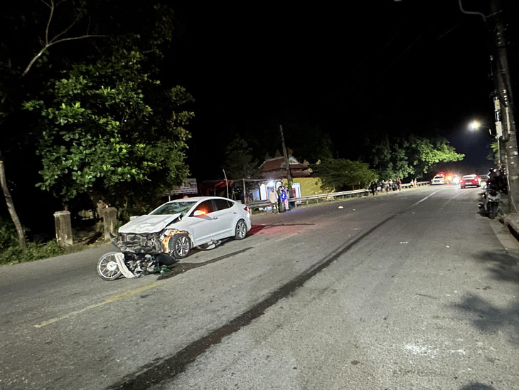 Hiện trường vụ ô tô biển số Lào tông thương vong 5 người ở Huế đêm 24-7 - Ảnh: N.V.