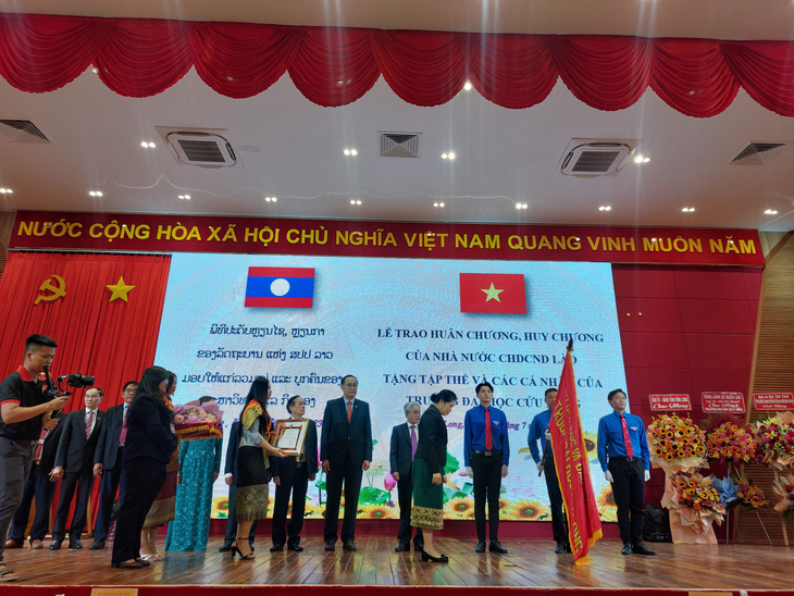 Lào trao Huân chương Lao động hạng 3 cho Trường đại học Cửu Long - Ảnh: TỐNG KHOA