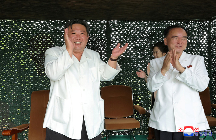 Nhà lãnh đạo Triều Tiên Kim Jong Un (trái) trong buổi phóng tên lửa đạn đạo liên lục địa Hwasong-18, ngày 13-7-2023 - Ảnh: KCNA