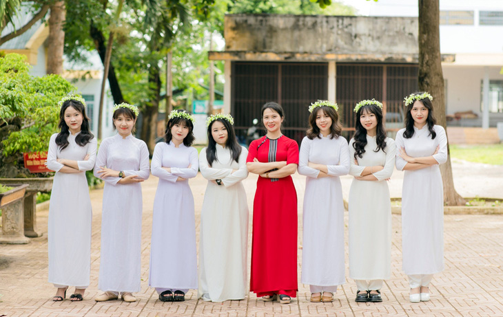Thanh xuân tươi đẹp của Mi Sa (đứng thứ 3 từ phải sang) cùng bạn bè và cô giáo chủ nhiệm