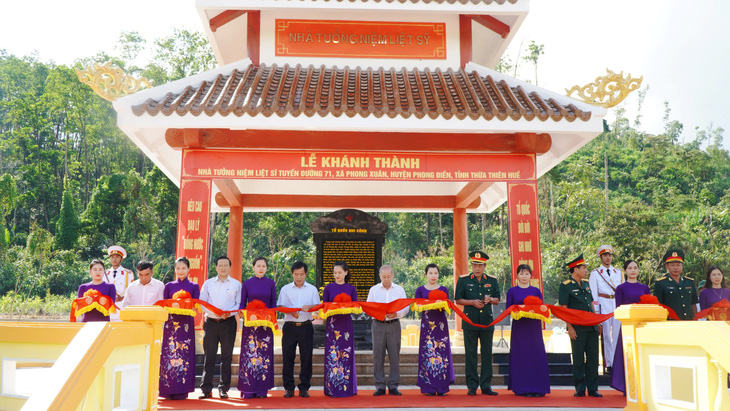 Lãnh đạo tỉnh Thừa Thiên Huế cùng Quân khu 4 khánh thành nhà bia tưởng niệm liệt sĩ Rào Trăng tại nơi các anh nằm xuống - Ảnh: A. BỐN