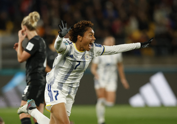 Sarina Bolden mừng bàn thắng cho Philippines - Ảnh: REUTERS