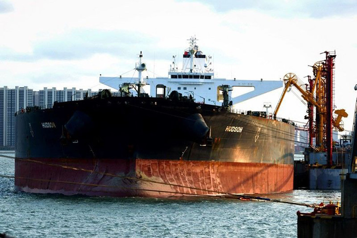 Ảnh chụp vào ngày 16-11-2020 cho thấy một tàu chở dầu tại cảng ở thành phố Thanh Đảo, tỉnh Sơn Đông, miền đông Trung Quốc - Ảnh: AFP