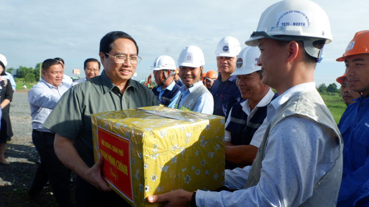 Thủ tướng tặng quà cho các đơn vị thi công đường vành đai 3 TP.HCM qua Long An - Ảnh: SƠN LÂM