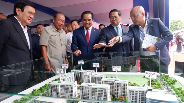Thủ tướng tham quan mô hình trưng bày quy hoạch tỉnh Long An - Ảnh: SƠN LÂM