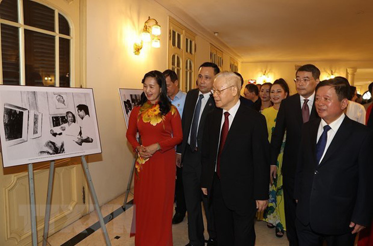 Tổng bí thư Nguyễn Phú Trọng xem một số hình ảnh trưng bày tại buổi lễ - Ảnh: TTXVN