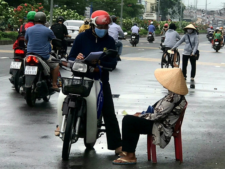 Người bán vé số dạo đặt ghế dưới lòng đường 3-2, phường An Bình, quận Ninh Kiều, Cần Thơ để bán vé số - Ảnh: L.DÂN