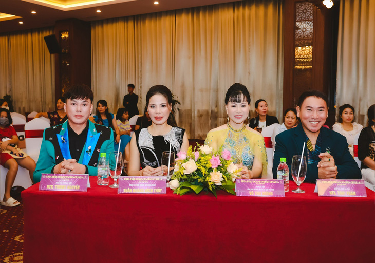 Hoa hậu Võ Thu Sương trên hàng ghế vinh dự cùng NTK Tommy Nguyễn, NTK Thân Hoàng Bích Thủy và NTK Tony Phạm. Ảnh: Đ.H