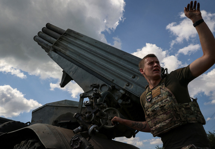 Lực lượng Ukrain bắn rocket về phía lực lượng Nga ở khu vực Donetsk ngày 18-7 - Ảnh: REUTERS