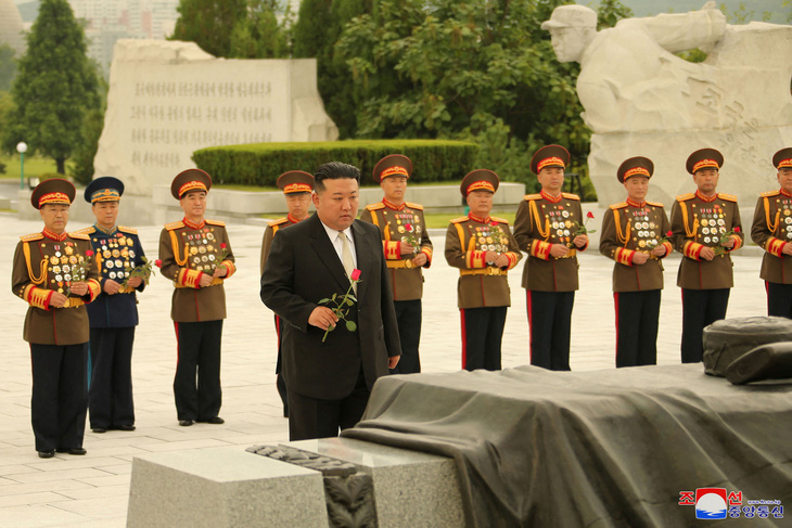 Ông Kim Jong Un cho biết sự hy sinh của quân tình nguyện Trung Quốc là bất tử trong trái tim người dân Triều Tiên - Ảnh: REUTERS/KCNA