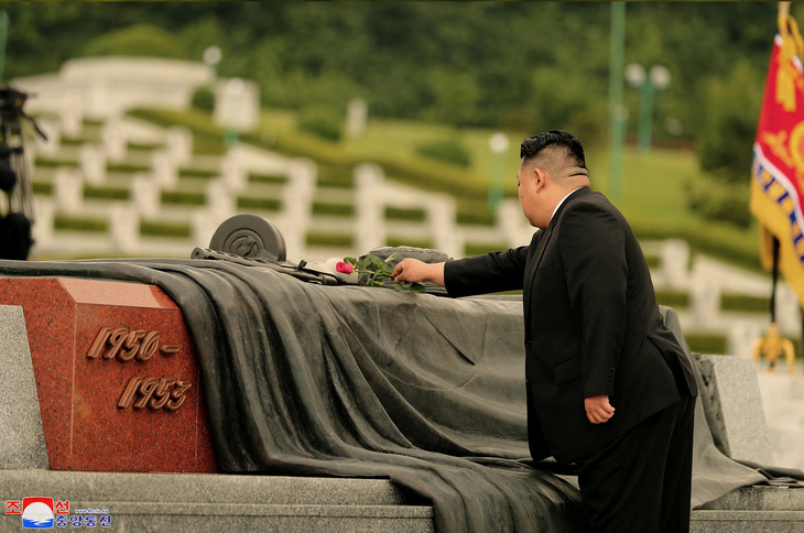 Ông cũng cùng các quan chức cấp cao của Triều Tiên đi thăm một vòng nghĩa trang - Ảnh: REUTERS/KCNA