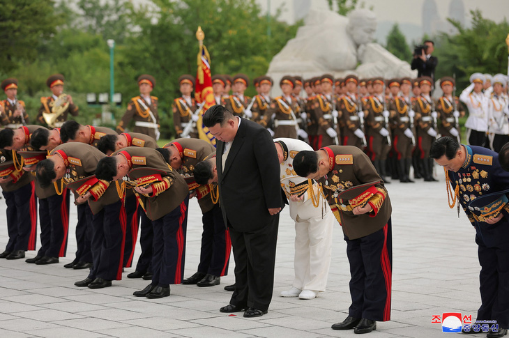 Ông Kim Jong Un tưởng nhớ các liệt sĩ quân tình nguyện Trung Quốc trong "Chiến tranh giải phóng tổ quốc" - Ảnh: REUTERS/KCNA