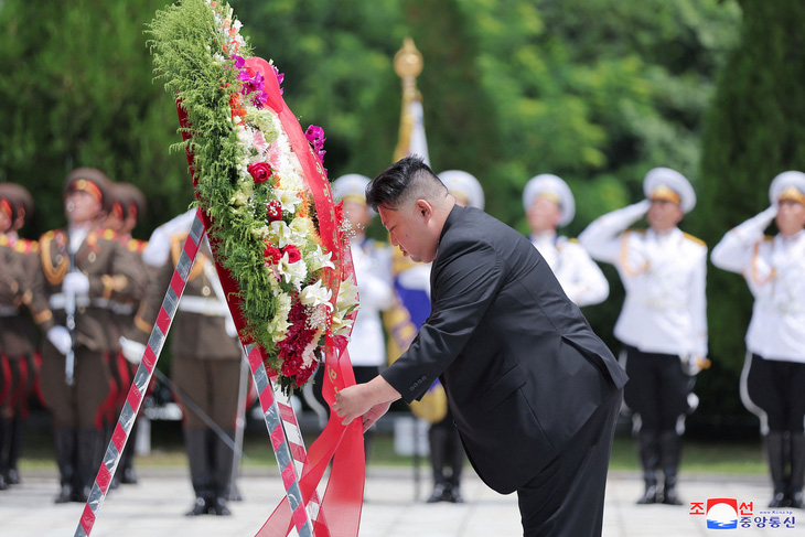 Ông Kim Jong Un đến thăm nghĩa trang quân tình nguyện Trung Quốc hôm 25-7 - Ảnh: REUTERS/KCNA