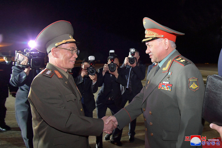 Bộ trưởng Quốc phòng Triều Tiên Kang Sun Nam (trái) đón người đồng cấp Nga tại sân bay quốc tế Bình Nhưỡng ngày 25-7 - Ảnh: KCNA