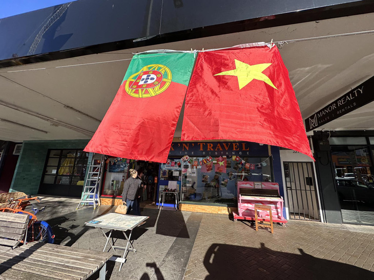 Cờ Việt Nam rực rỡ trước trận gặp Bồ Đào Nha ở Hamilton tại World Cup nữ 2023 - Ảnh: TRUNG NGHĨA