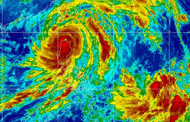 Ảnh mây vệ tinh bão Doksuri với mắt bão khá rõ đang quét qua đảo Luzon, Philippines - Ảnh: MÂY VỆ TINH