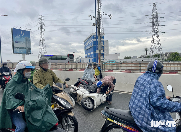 Ba xe máy tông liên tiếp trên cầu Sài Gòn - Ảnh: CHÂU TUẤN