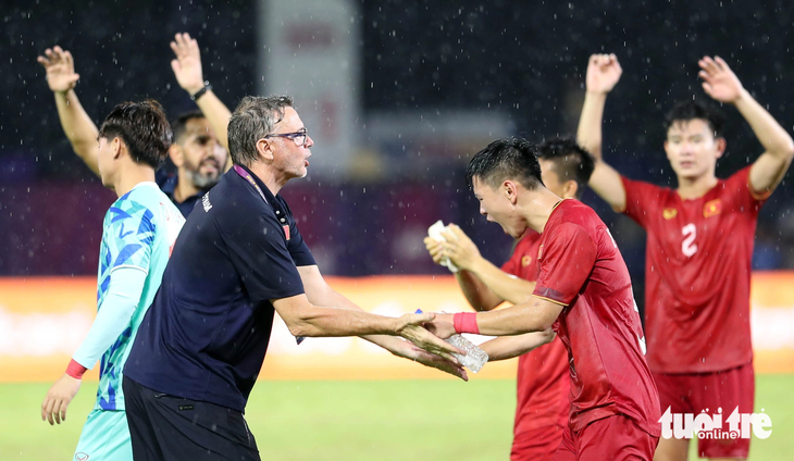 HLV Philippe Troussier cùng U23 Việt Nam tại SEA Games 32 - Ảnh: N.K.