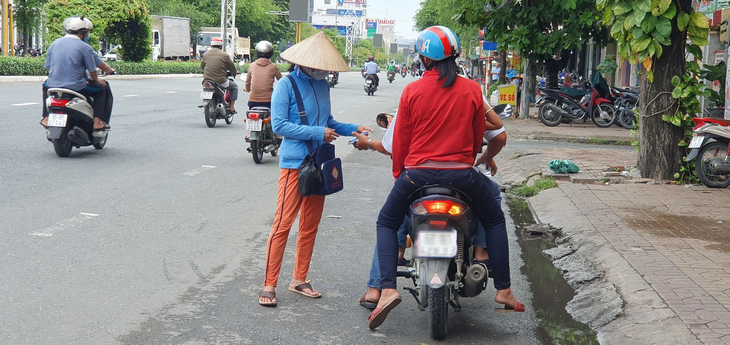 Cứ khoảng 15h, nhiều người bán vé số tràn xuống đường 30-4 (phường Xuân Khánh, quận Ninh Kiều, TP Cần Thơ) để bán vé số, thậm chí họ phải đứng bên ngoài làn đường dành cho xe gắn máy mong bán hết vé.