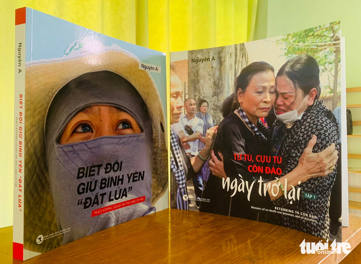 Hai cuốn sách ảnh ra mắt dịp 27-7 năm nay của nghệ sĩ nhiếp ảnh Nguyễn Á - Ảnh: PHẠM VŨ