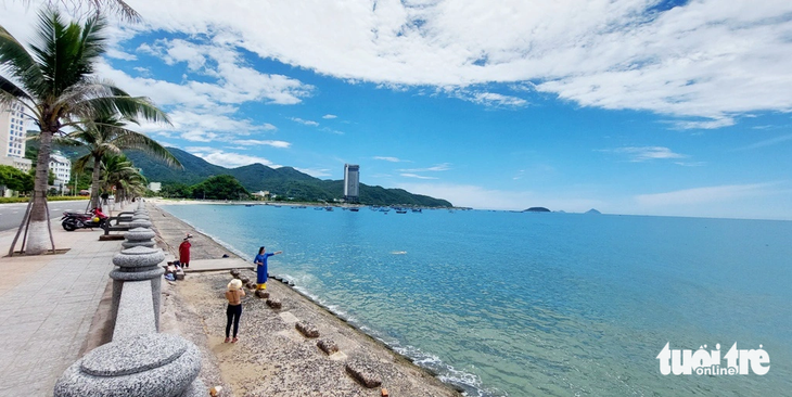 Quang cảnh chung tại khu vực biển Ba Lang, Nha Trang được xây dựng bảo vệ ngày càng đẹp và quyến rũ hơn nhưng cống thoát nước thải lại đang chảy thằng ra bãi biển và vịnh Nha Trang gây ô nhiễm lại chưa được đầu tư để khắc phục - Ảnh: PHAN SÔNG NGÂN