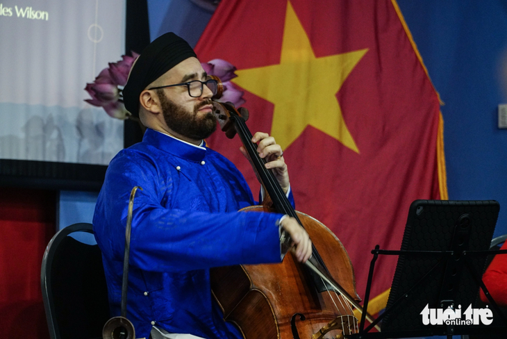 Trong trang phục áo ngũ thân, chàng rể Việt Wilson &quot;mê hoặc&quot; khán giả với tiếng đàn cello du dương - Ảnh: NGUYỄN HIỀN