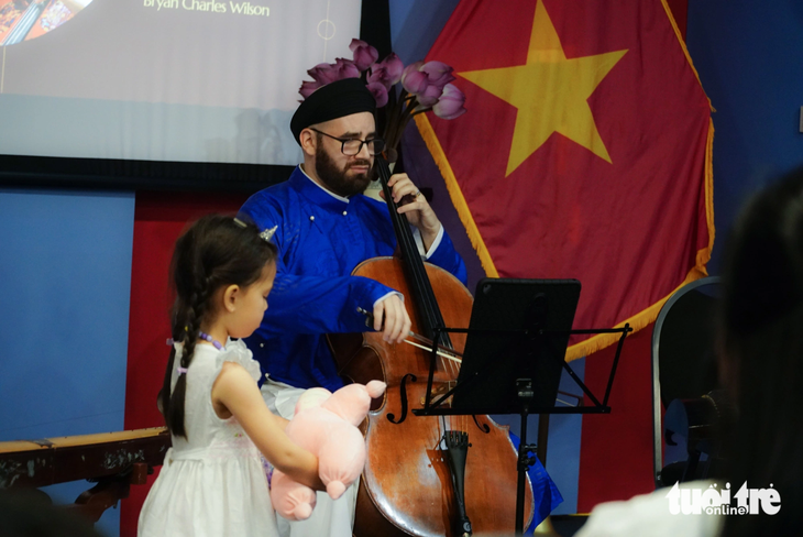 Cô con gái mang hai dòng máu Việt - Mỹ của anh cũng góp mặt trong màn trình diễn nhạc phẩm Nhật ký của mẹ - Ảnh: NGUYỄN HIỀN