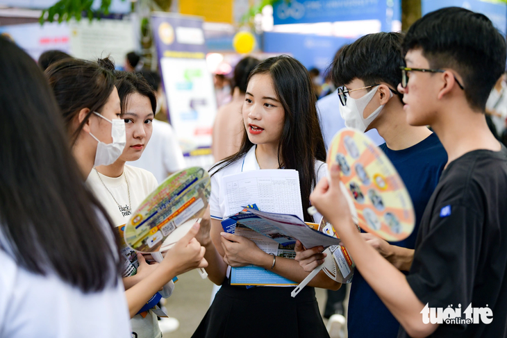 Học sinh tham gia Ngày hội lựa chọn nguyện vọng xét tuyển đại học 2023 do báo Tuổi Trẻ tổ chức tại Hà Nội - Ảnh: NAM TRẦN