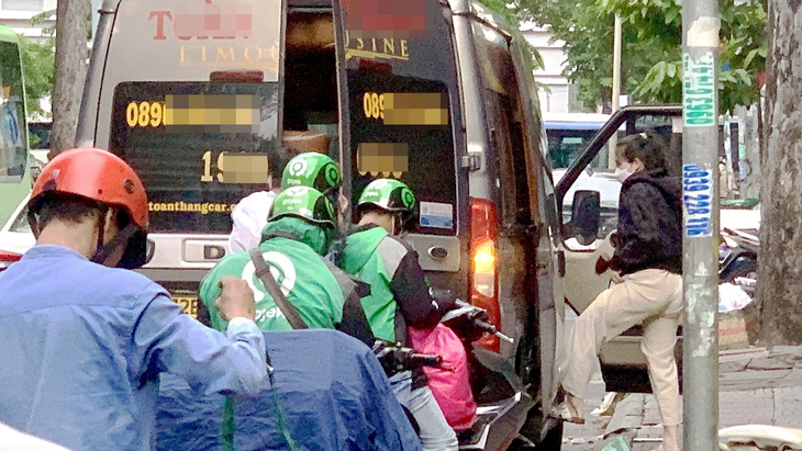Khách đón xe trên đường Nguyễn Thái Bình, quận 1, TP.HCM vào chiều 26-7 - Ảnh: T.T.D.