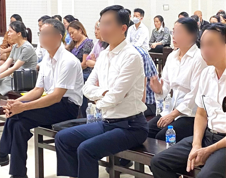 Bị cáo Phạm Văn Thành (hàng đầu, giữa) cùng các đồng phạm được đưa ra xét xử về hành vi &quot;thiếu trách nhiệm gây hậu quả nghiêm trọng&quot; trong vụ án liên quan đến Việt Á - Ảnh: C.K
