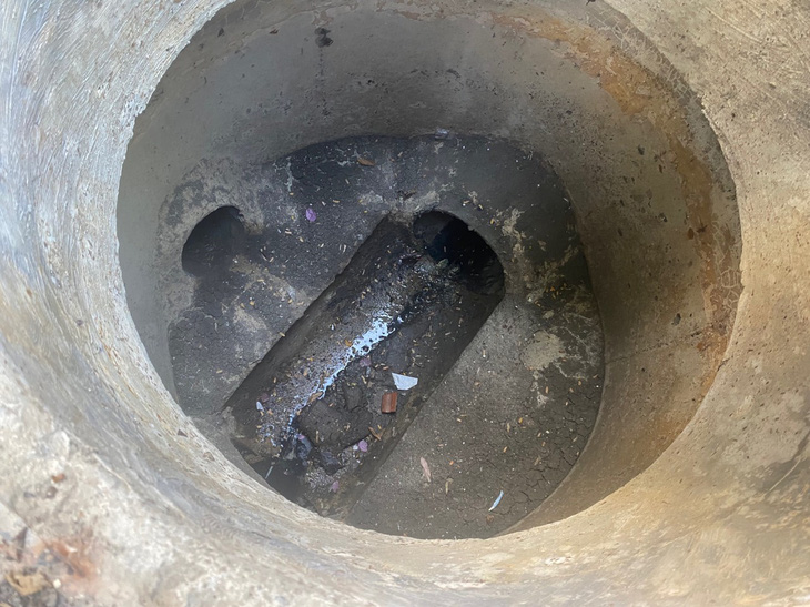 Một cống của đường ống gom nước thải khô khốc vì khách sạn chưa đấu nối hệ thống nước thải vào - Ảnh: TRƯỜNG TRUNG