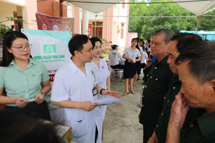 Hoa Linh đồng hành cùng Bệnh viện Hữu nghị Việt Xô khám chữa bệnh, phát thuốc và tặng quà cho 300 người có công với cách mạng tại xã Chí Đám, huyện Đoan Hùng, tỉnh Phú Thọ