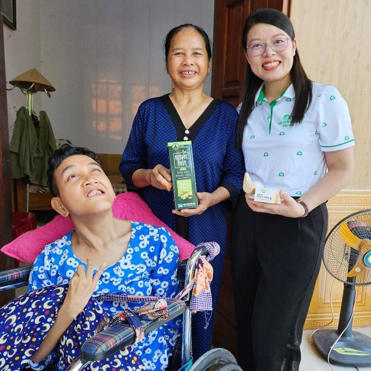 Niềm vui của các gia đình chính sách khi được nhận quà của Dược phẩm Hoa Linh giúp chăm sóc sức khỏe