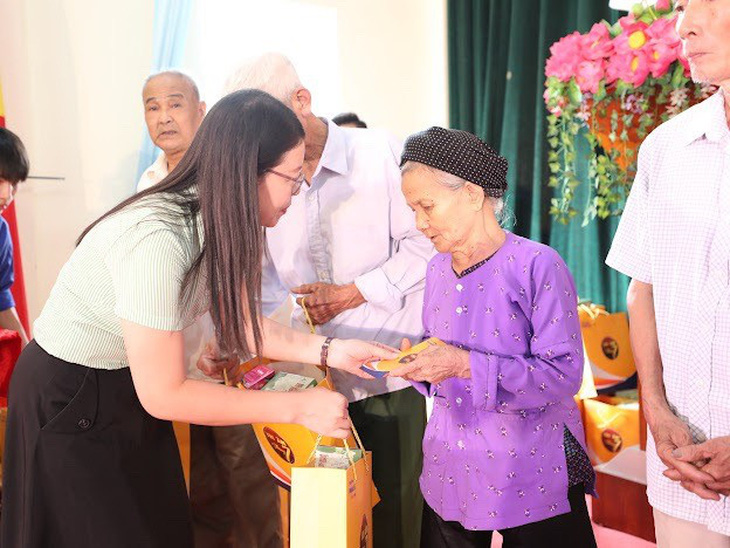Trao quà cho các mẹ Việt Nam anh hùng, người có công, gia đình người có công với cách mạng tại Phú Thọ
