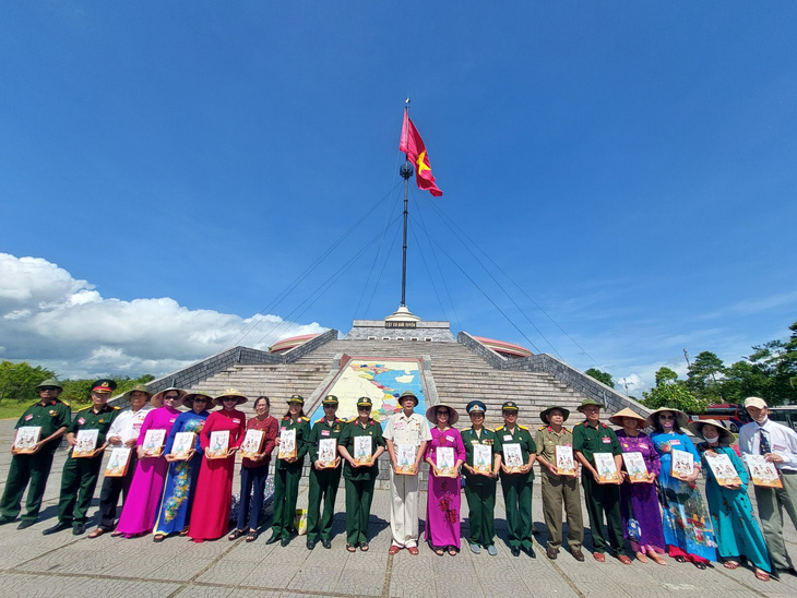 Đoàn đại biểu gia đình chính sách các tỉnh, thành phố nhận quà tri ân của Dược phẩm Hoa Linh, tại cột cờ Hiền Lương, sáng 21-7-2023