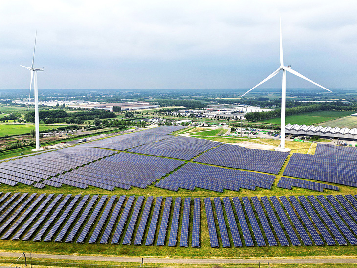 Các tuốc bin gió và tấm pin năng lượng mặt trời được lắp tại thị trấn Geldermalsen, Hà Lan trong ảnh chụp ngày 28-6-2023 - Ảnh: Reuters