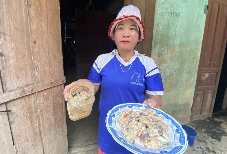 Món cá muối ủ chua người dân huyện Phước Sơn tự làm để ăn - Ảnh: LÊ TRUNG