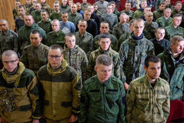 Buổi lễ cho quân nhân hoàn thành nghĩa vụ quân sự ở vùng Donetsk do Nga kiểm soát, cuối tháng 11-2022 - Ảnh: REUTERS