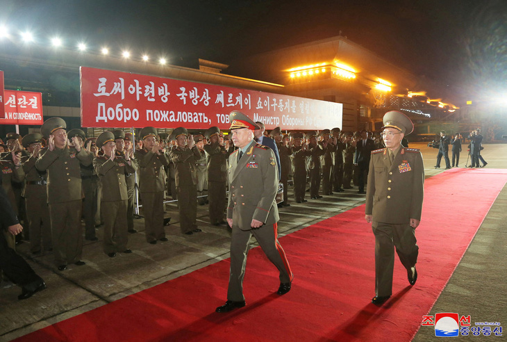 Bộ trưởng Quốc phòng Nga Sergei Shoigu (trái) tới Bình Nhưỡng ngày 25-7 - Ảnh: KCNA