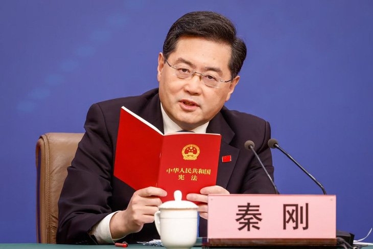 Ngoại trưởng Trung Quốc Tần Cương đã cầm Hiến pháp Trung Quốc lên đọc sau câu hỏi về Đài Loan trong cuộc họp báo ở Bắc Kinh, Trung Quốc ngày 7-3 - Ảnh: EPA-EFE