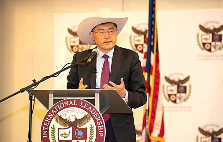 Ông Tần Cương phát biểu trong chuyến thăm một trường học ở thành phố Dallas, bang Texas (Mỹ) vào tháng 5-2022, khi ông còn là đại sứ Trung Quốc tại Mỹ - Ảnh: China News Service