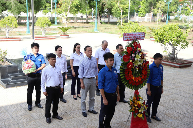 Đoàn công tác NMNĐ Vĩnh Tân 4 tới dâng hương tại Đài tưởng niệm anh hùng liệt sĩ Huyện Tuy Phong